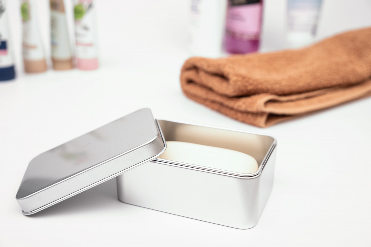 Geöffnete Seifendose aus Aluminium mit festem Seifenstück im Badezimmer