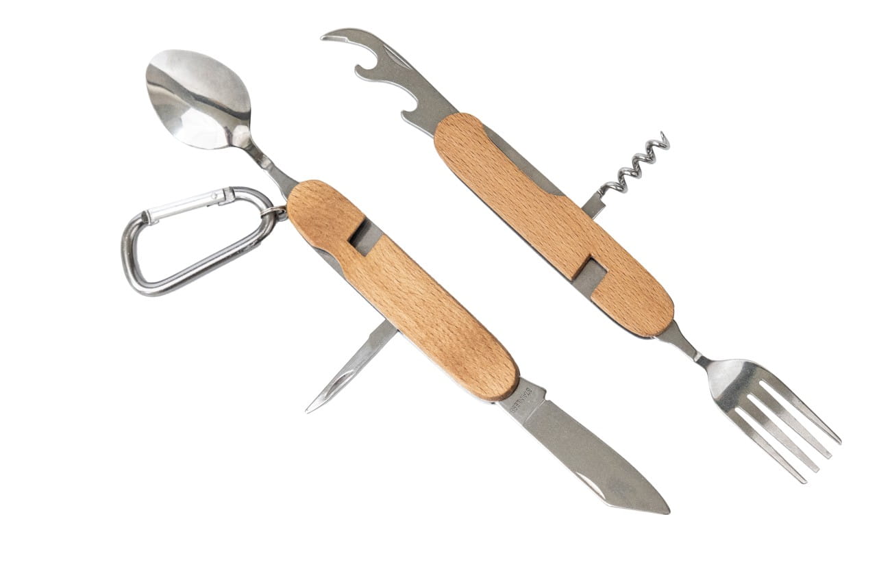 Geöffnetes Multifunktionsbesteck mit Griffschalen aus hellem Buchenholz, bestehend aus Messer, Gabel, Löffel, Korkenzieher und Flaschenöffner, mit silbernem Karabiner, auf weißem Hintergrund fotografiert.