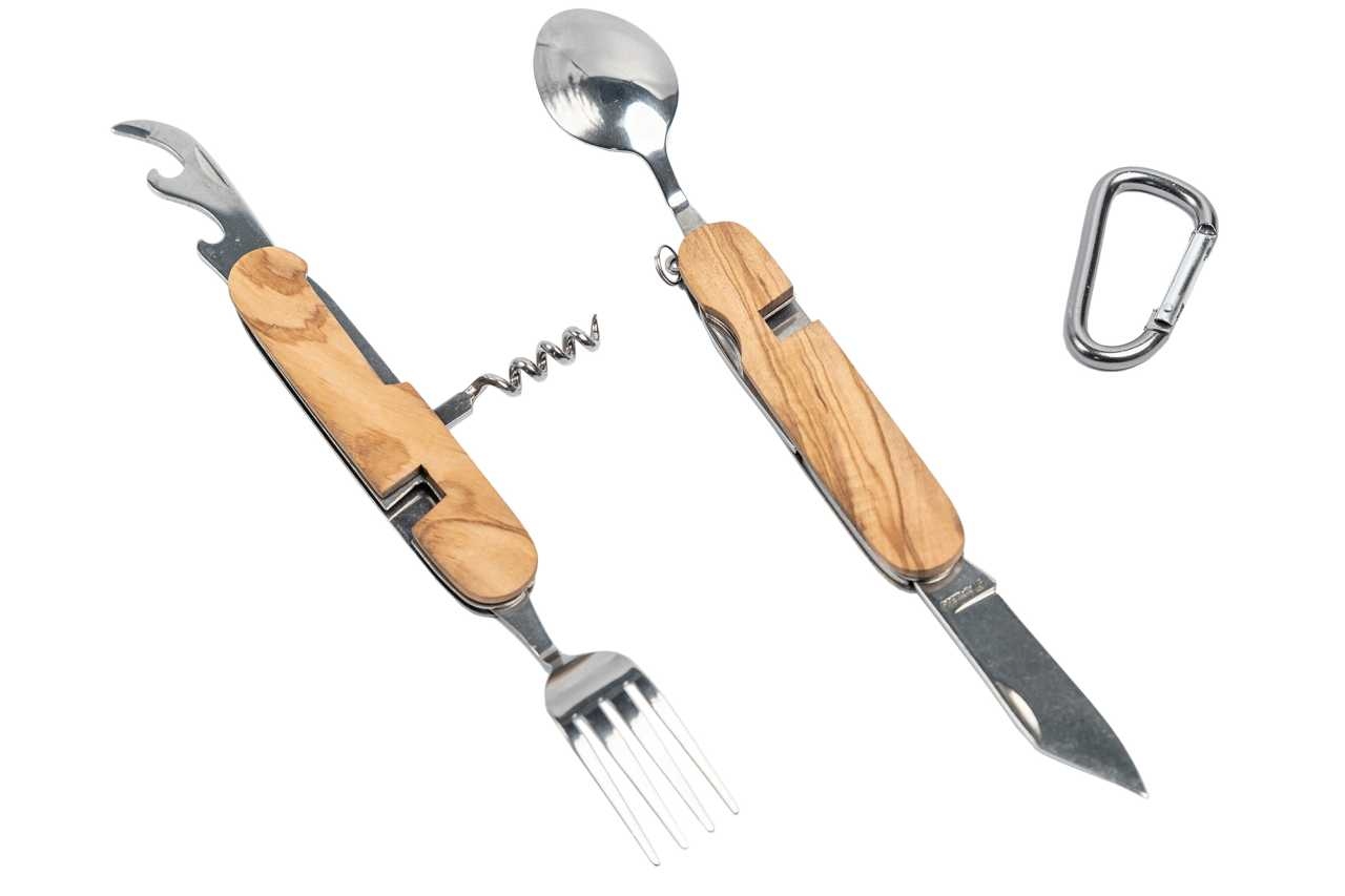 Multifunktionales Outdoor-Besteck mit edlem Olivenholzgriff, ausgeklappt mit Gabel, Löffel, Messer, Korkenzieher und Flaschenöffner, auf weißem Hintergrund.