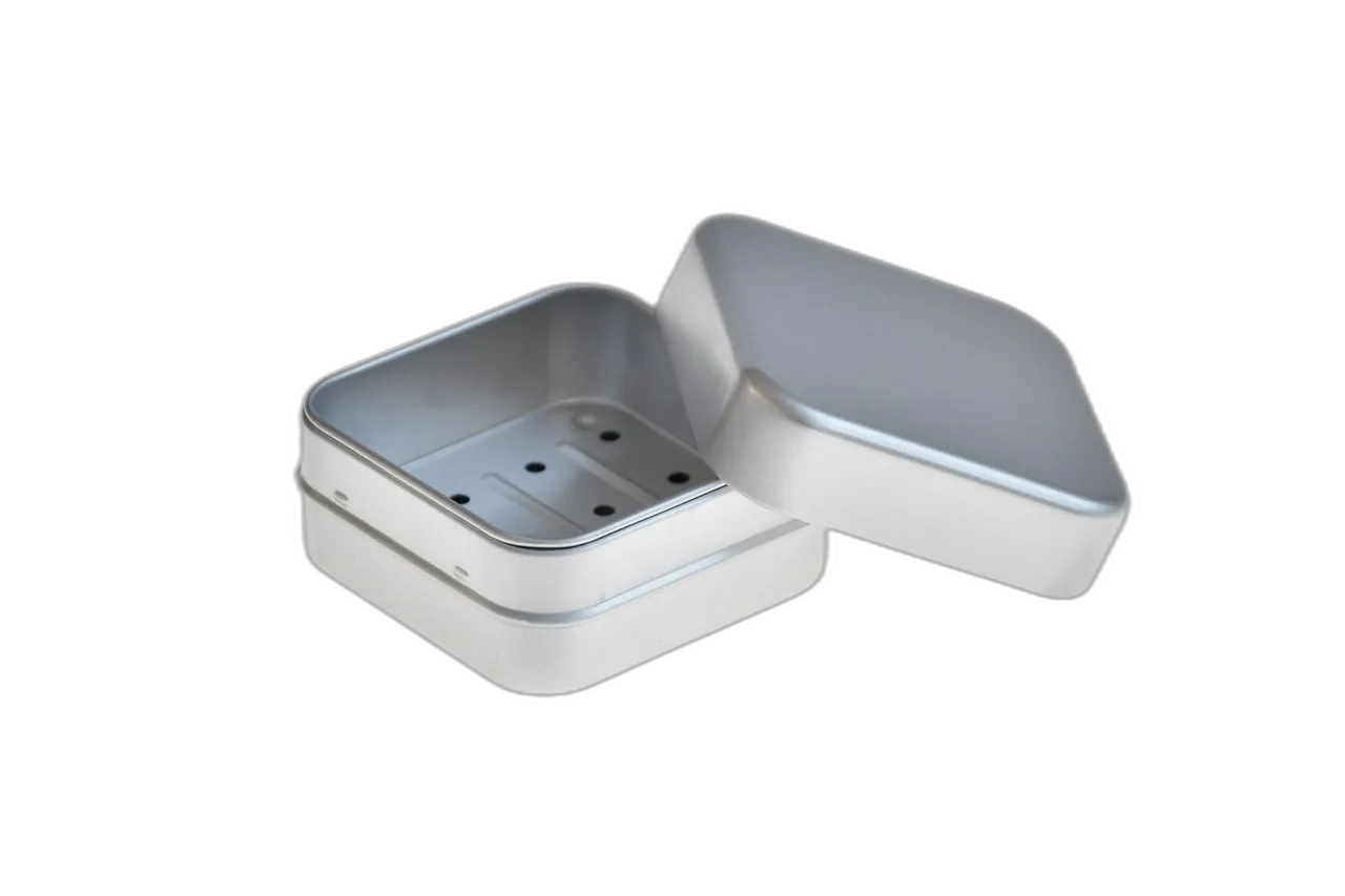 Geöffnete quadratische Seifendose mit perforiertem Ablaufsieb und Stülpdeckel