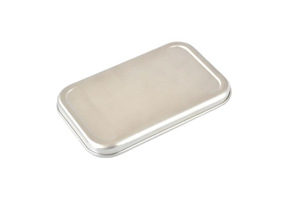 Schrägansicht Edelstahldeckel für Lunchbox – glänzender Ersatzdeckel aus rostfreiem Stahl auf weißem Hintergrund