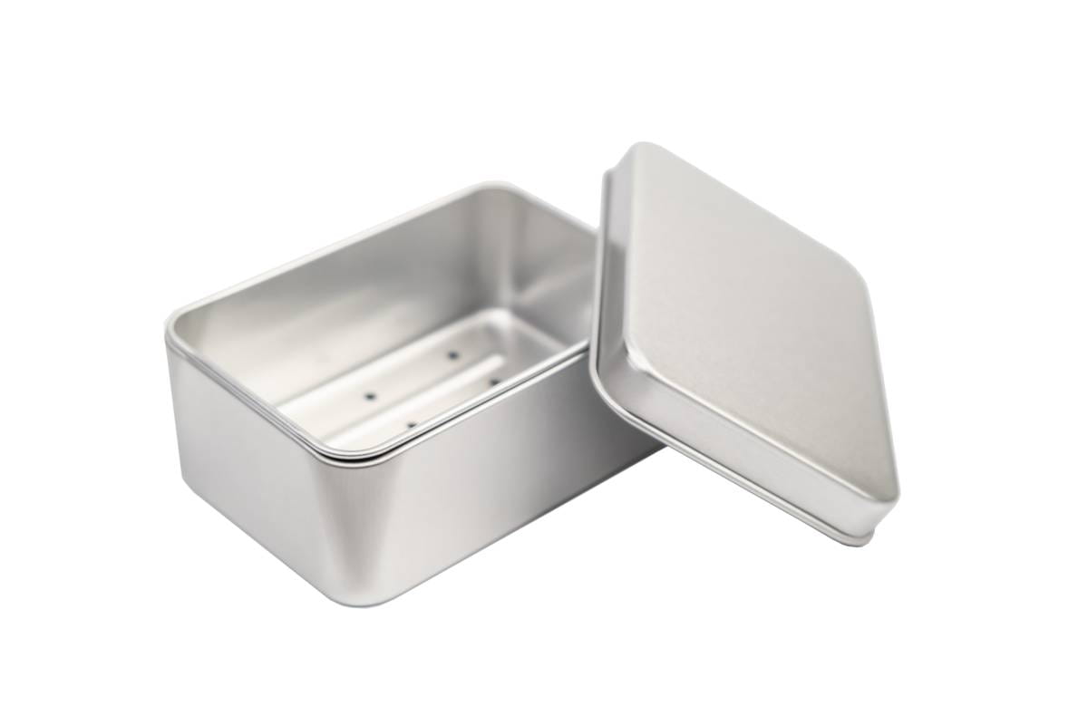 Geöffnete Aluminium-Seifendose mit herausnehmbarer Abtropfschale und Stülpdeckel