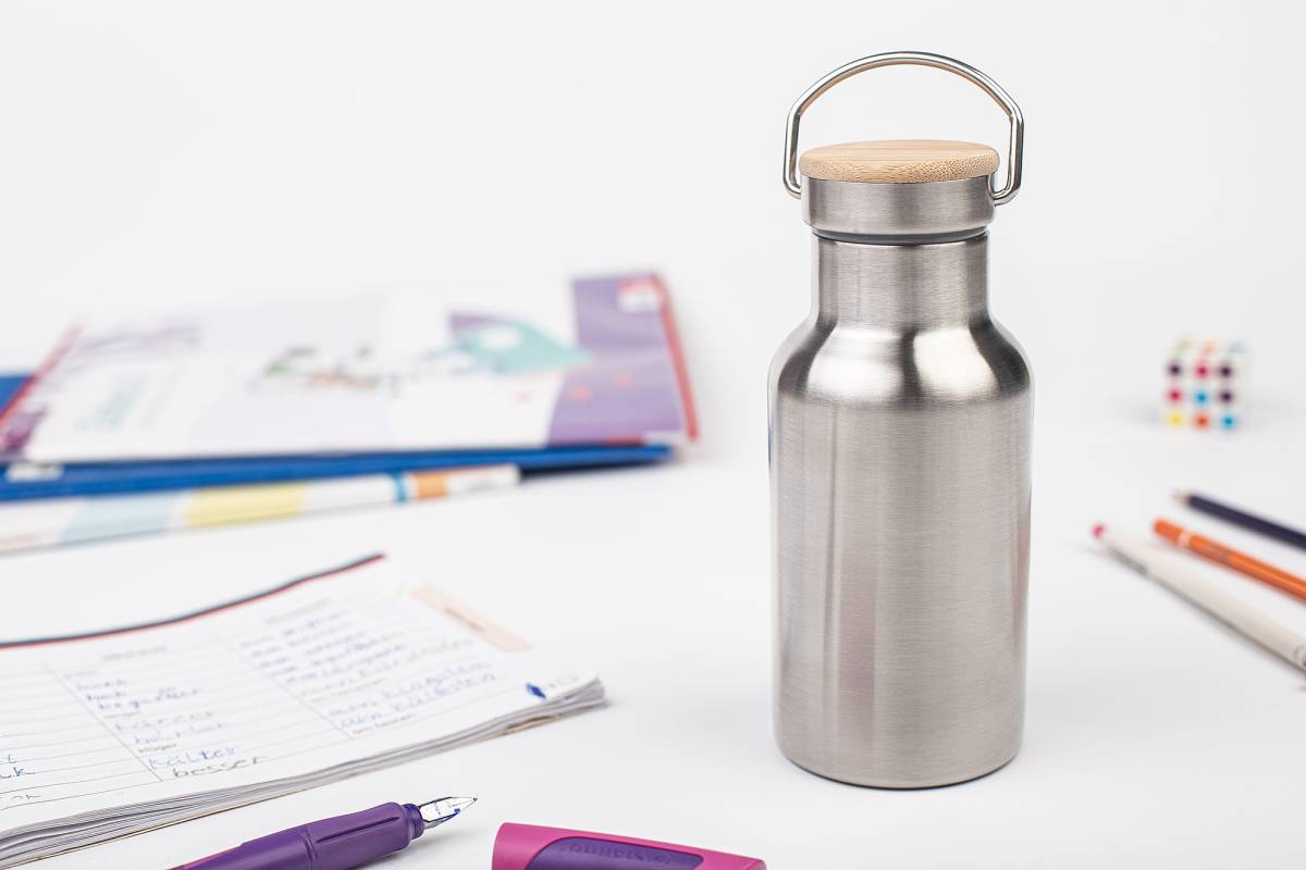 Trinkflasche aus Edelstahl mit Bambus