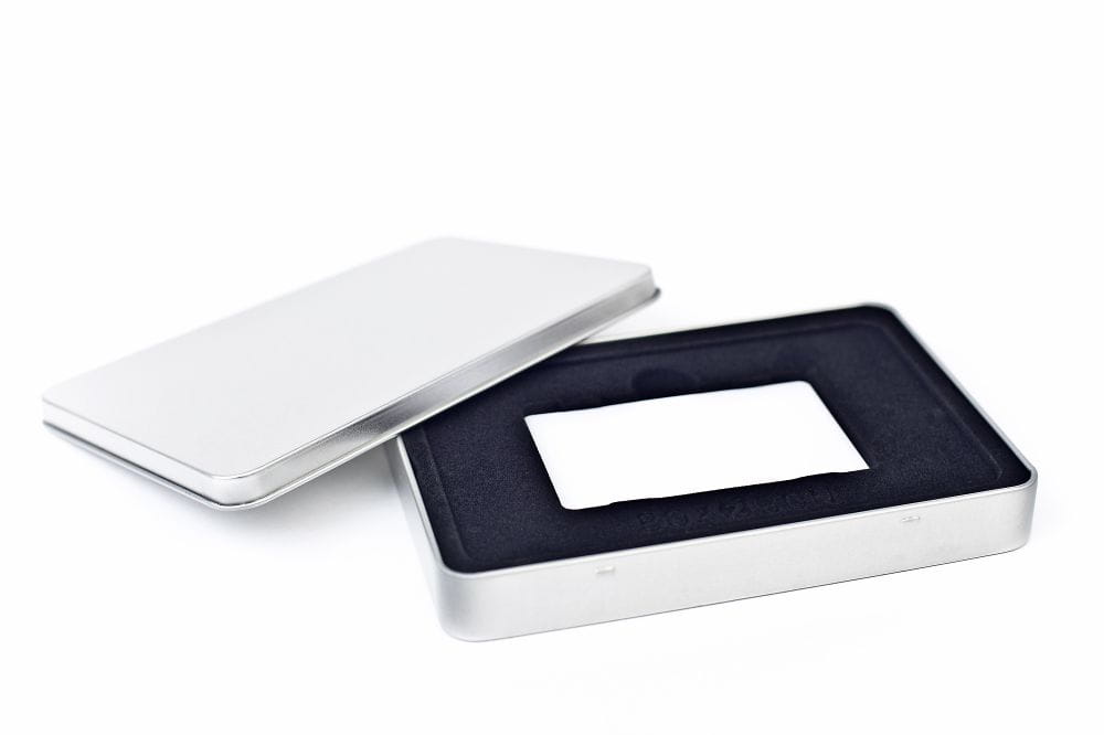 Geöffnete rechteckige Blechdose Box2Bon A6 XL, silberfarben, mit schwarzer Einlage und herausgenommenem Deckel, auf weißem Hintergrund fotografiert.