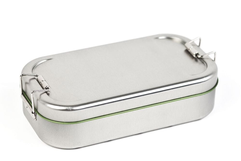 Geschlossene rechteckige Lunchbox aus silberfarbenem Edelstahl mit seitlichen Metallverschlüssen, fotografiert vor weißem Hintergrund.