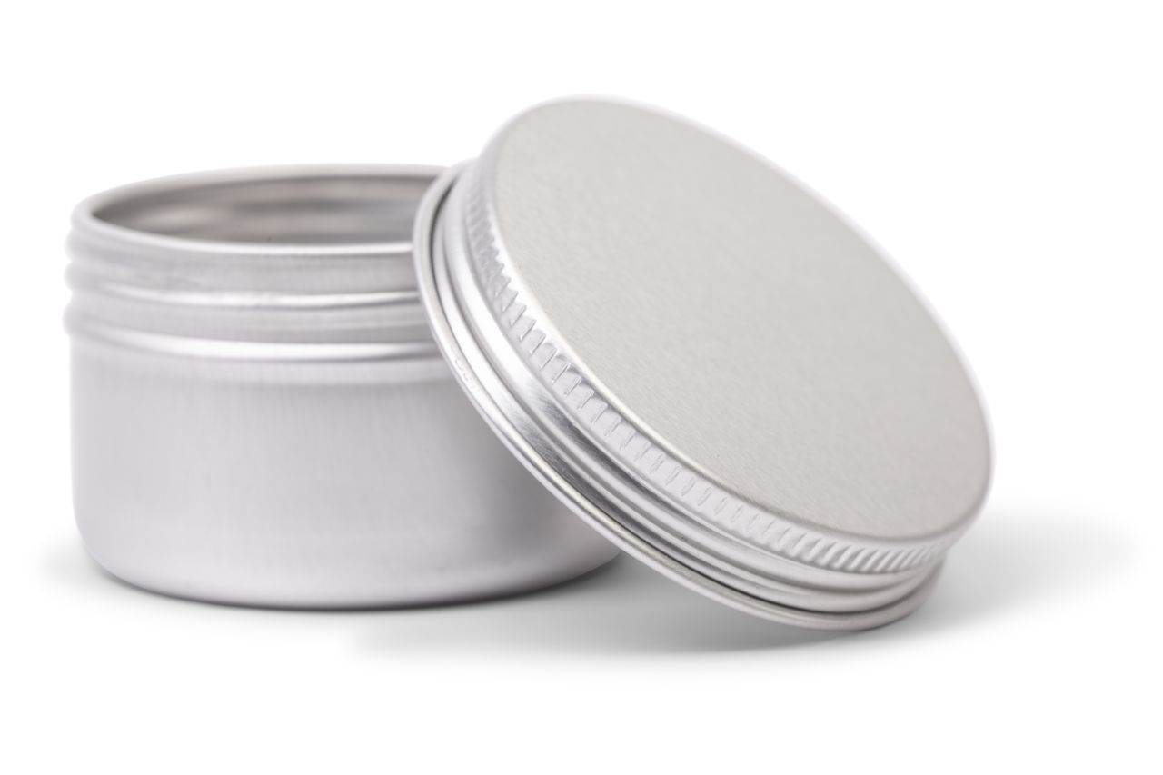 Geöffnete 50 ml Aluminiumdose mit abgenommenem Schraubdeckel
