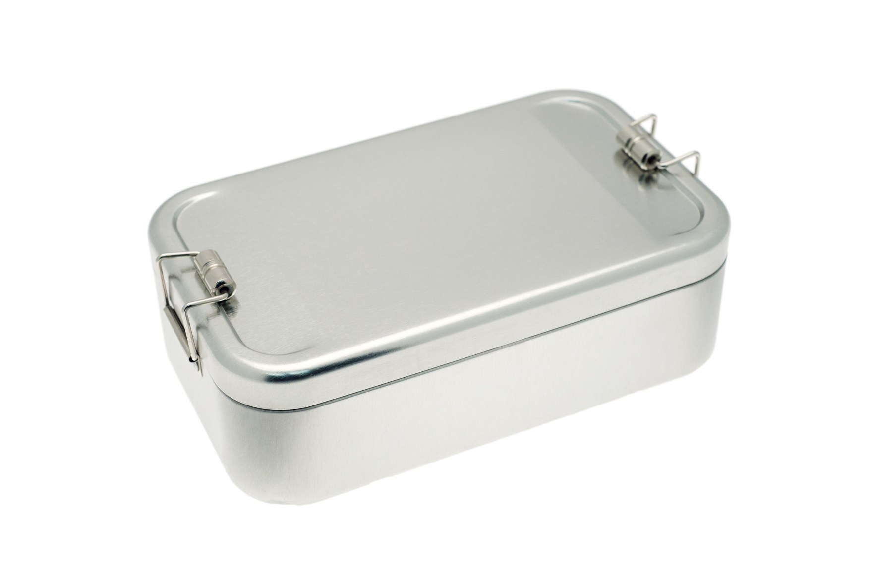 Geschlossene rechteckige Lunchbox aus silberfarbenem Metall mit zwei Clip-Verschlüssen, neutraler weißer Hintergrund.