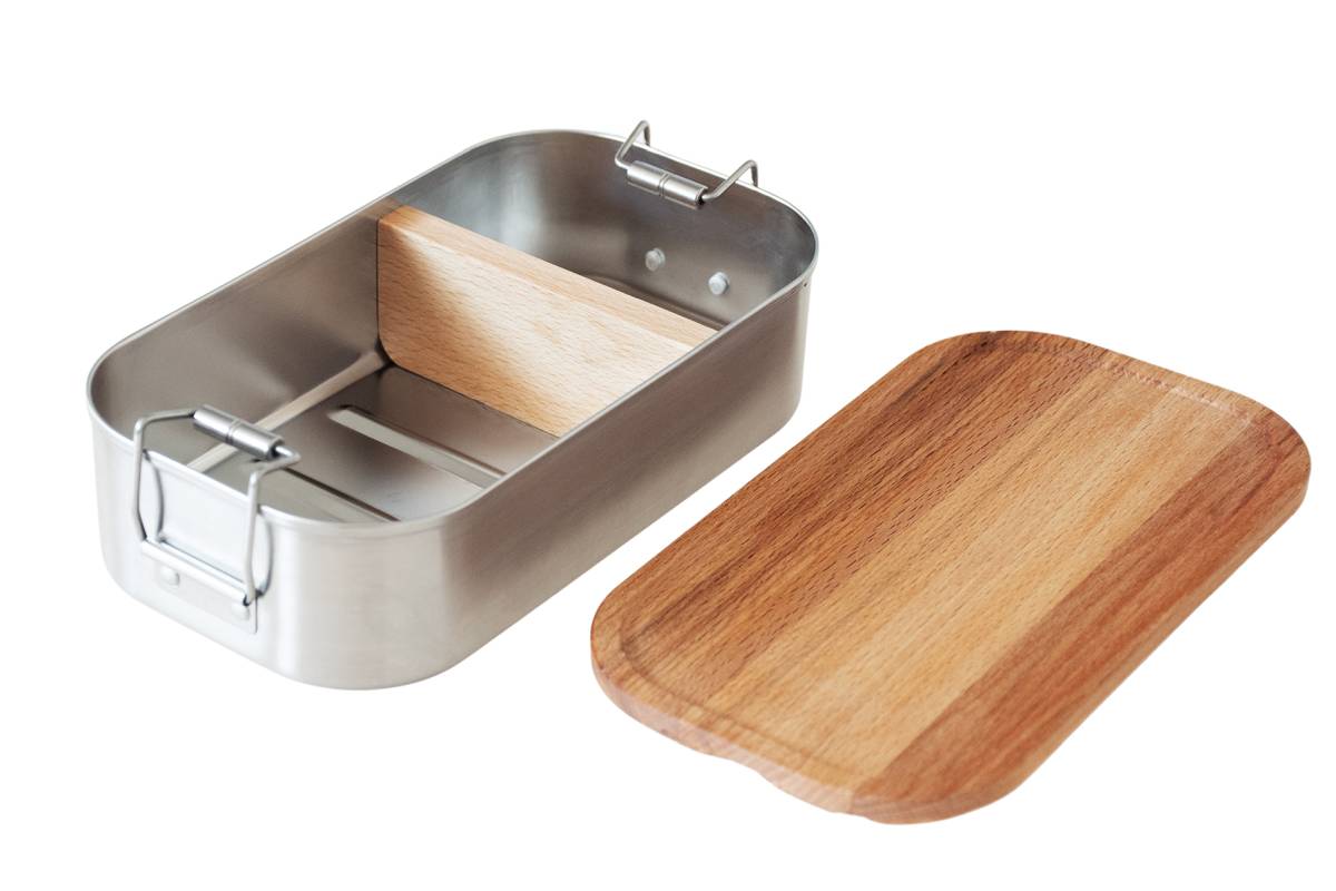 Trennsteg aus Buchenholz in Edelstahl-Lunchbox eingesetzt, praktische Unterteilung für Brotdosen