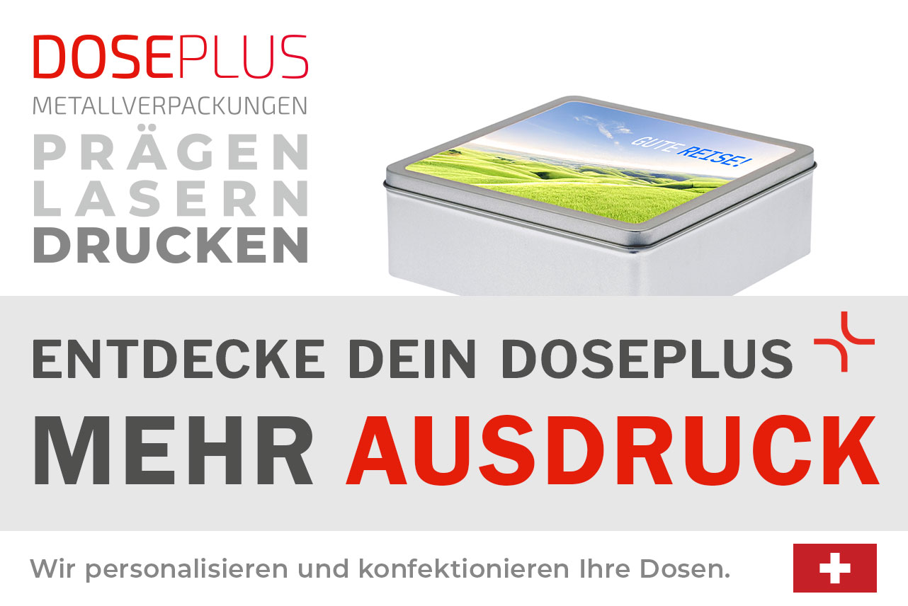 Doseplus quadratische silberne Metalldose mit farbigem Digitaldruck einer grünen Landschaft und der Aufschrift „Gute Reise!“. Text: „Metallverpackungen prägen, lasern, drucken – Entdecke dein Doseplus, mehr Ausdruck“.